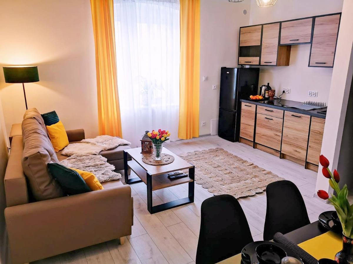 Апартаменты Apartament Celebrity Лесьна Экстерьер фото